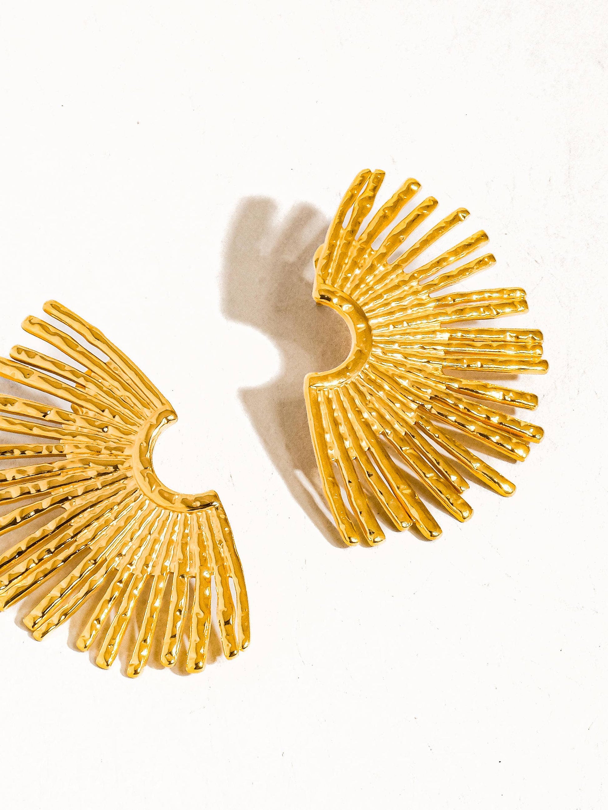 Bisous 18K Gold Plated Non-Tarnish Sunburst Earring: Yellow Gold