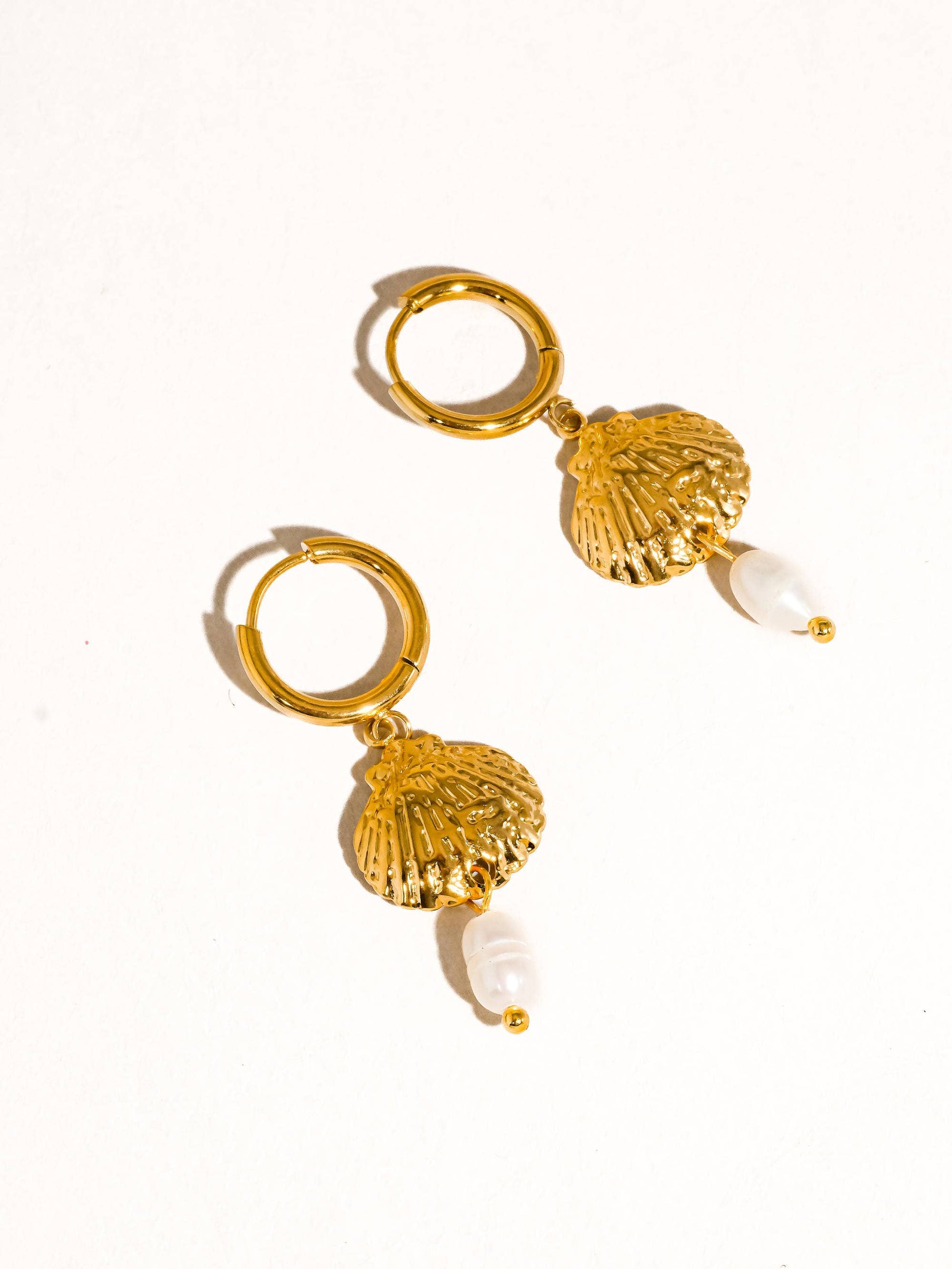 Audace 18K Gold Plated Non-Tarnish Seashell Pearl Drop Earring: Yellow Gold