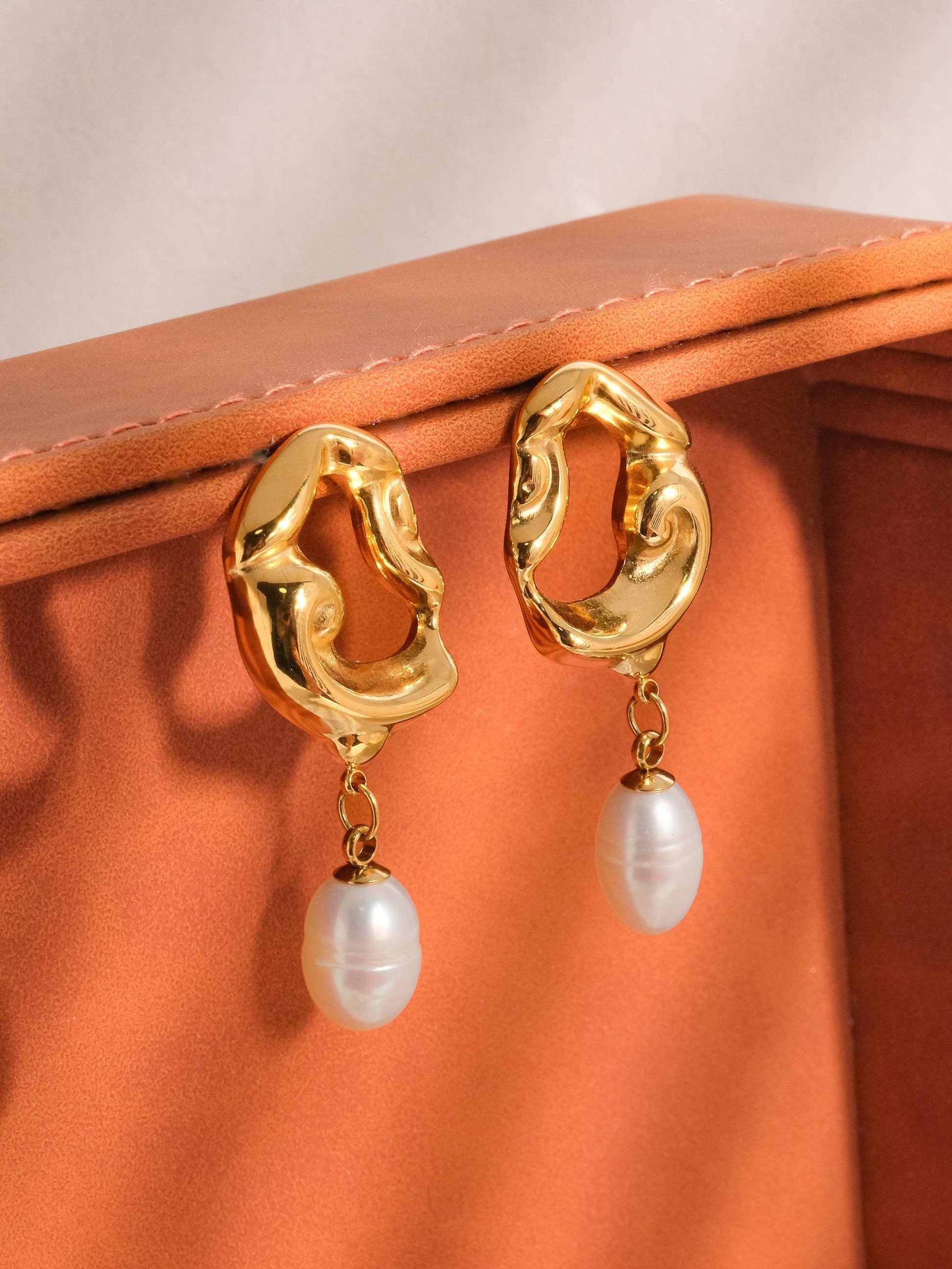 Nerissa 18K Gold Plated Non-Tarnish Abstract Pearl Earring: Yellow Gold