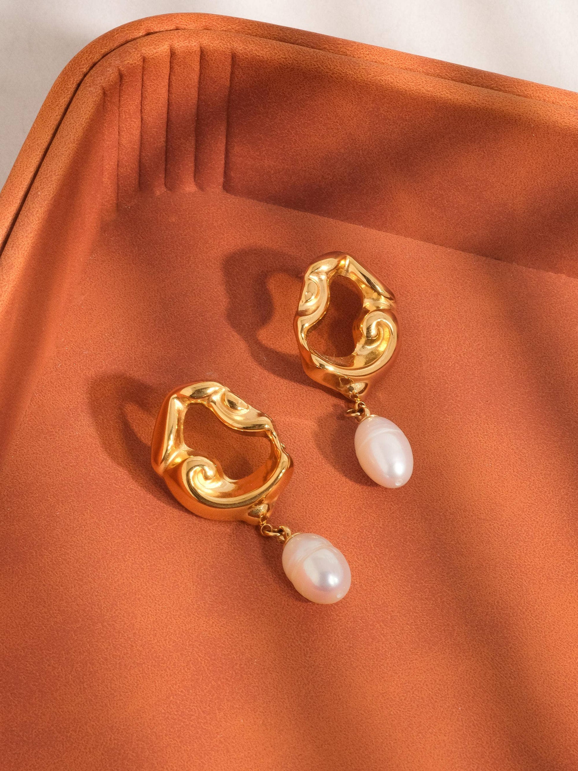 Nerissa 18K Gold Plated Non-Tarnish Abstract Pearl Earring: Yellow Gold