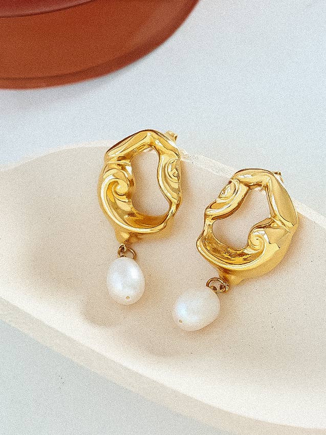 Nerissa 18K Gold Plated Non-Tarnish Abstract Pearl Earring: Yellow Gold