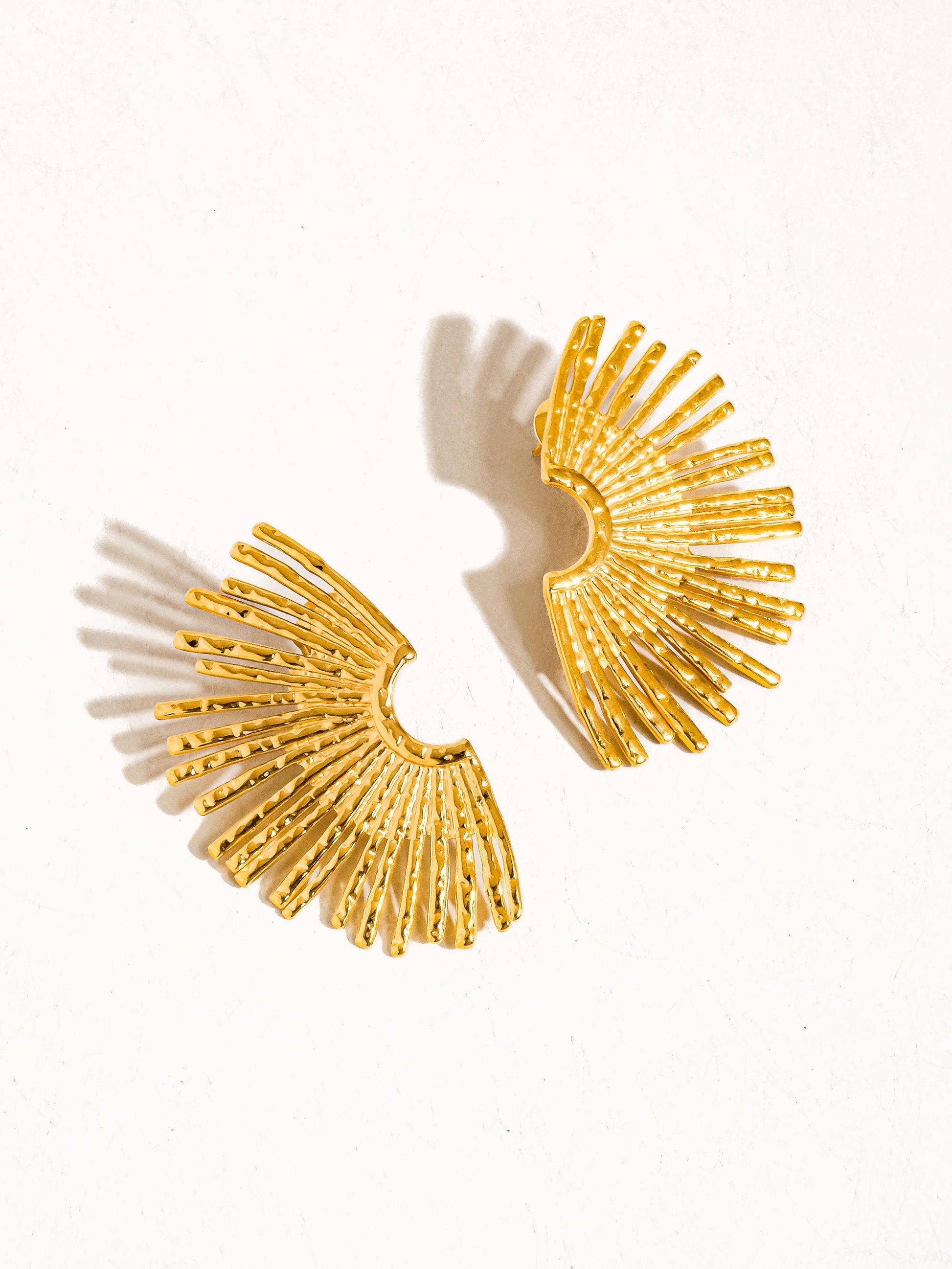 Bisous 18K Gold Plated Non-Tarnish Sunburst Earring: Yellow Gold