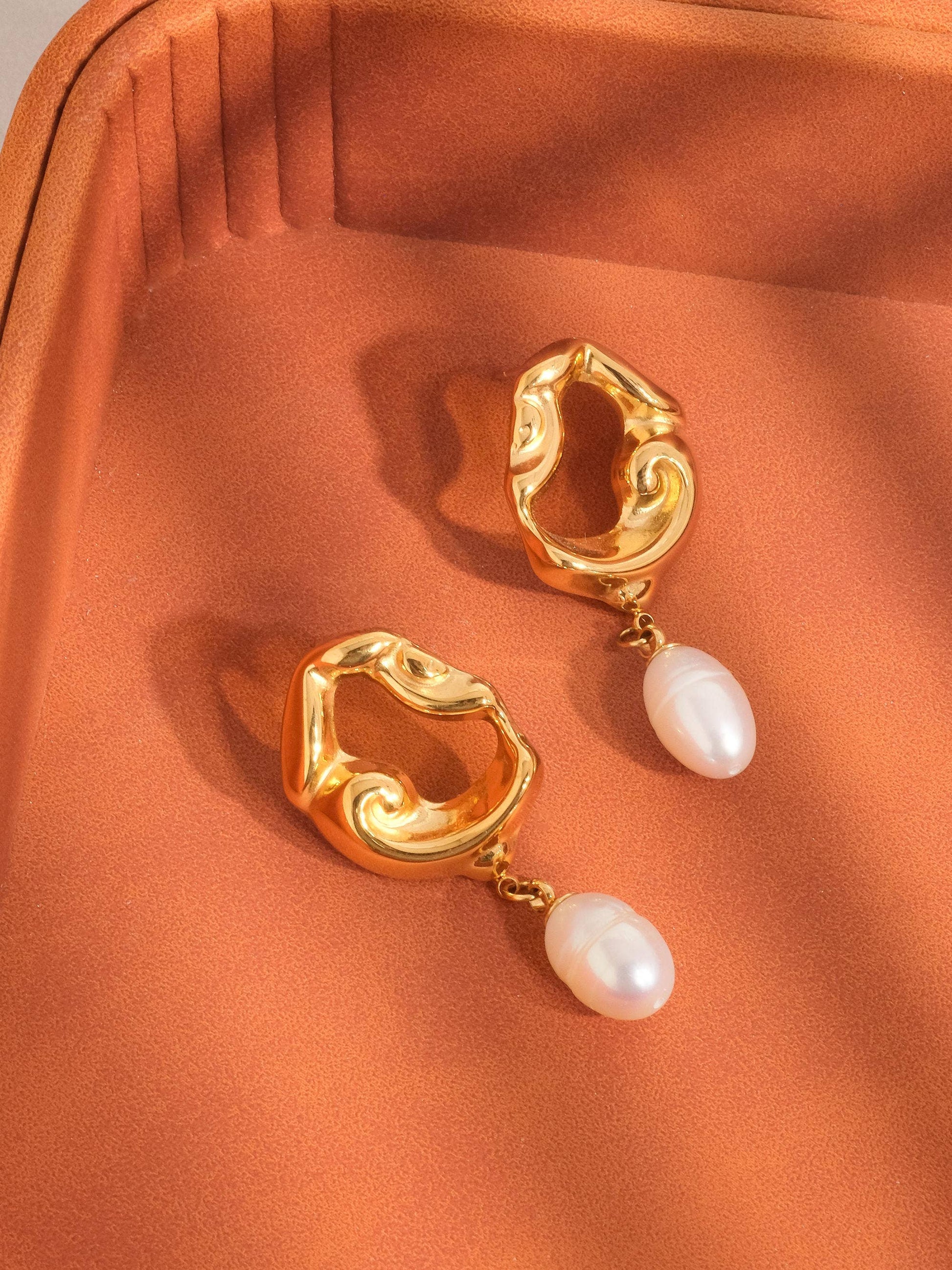 Nerissa 18K Gold Plated Non-Tarnish Abstract Pearl Earring: Yellow Gold