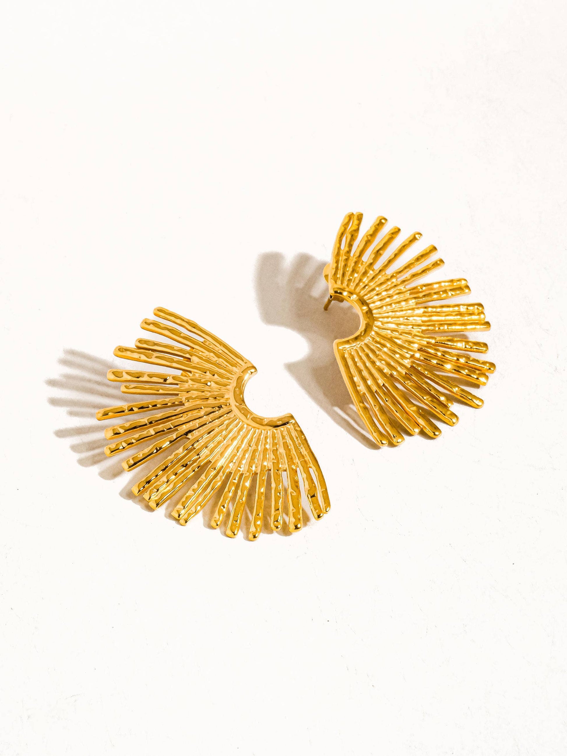 Bisous 18K Gold Plated Non-Tarnish Sunburst Earring: Yellow Gold