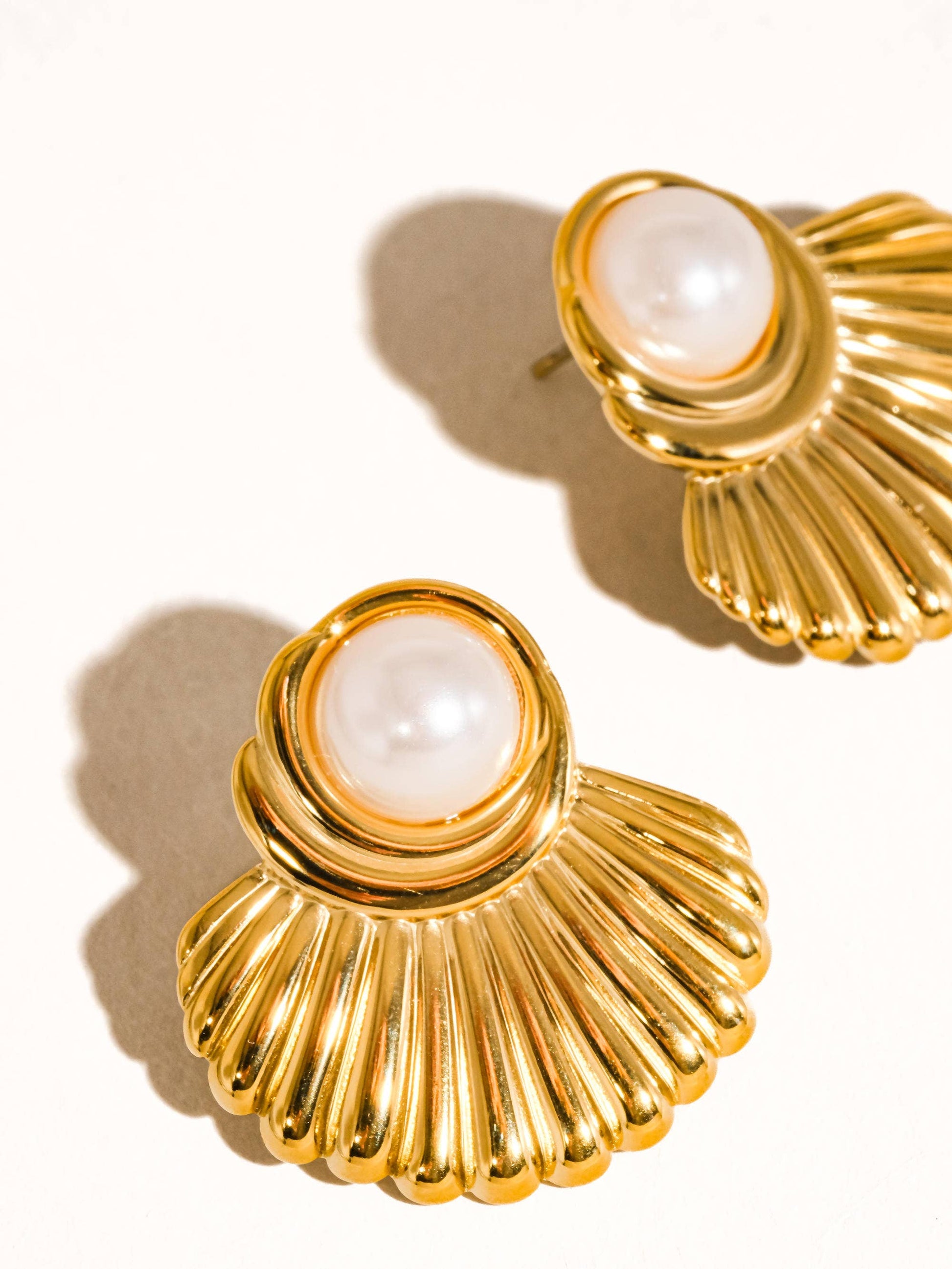 Lennox 18K Gold Plated Non-Tarnish Shell Earring: Yellow Gold