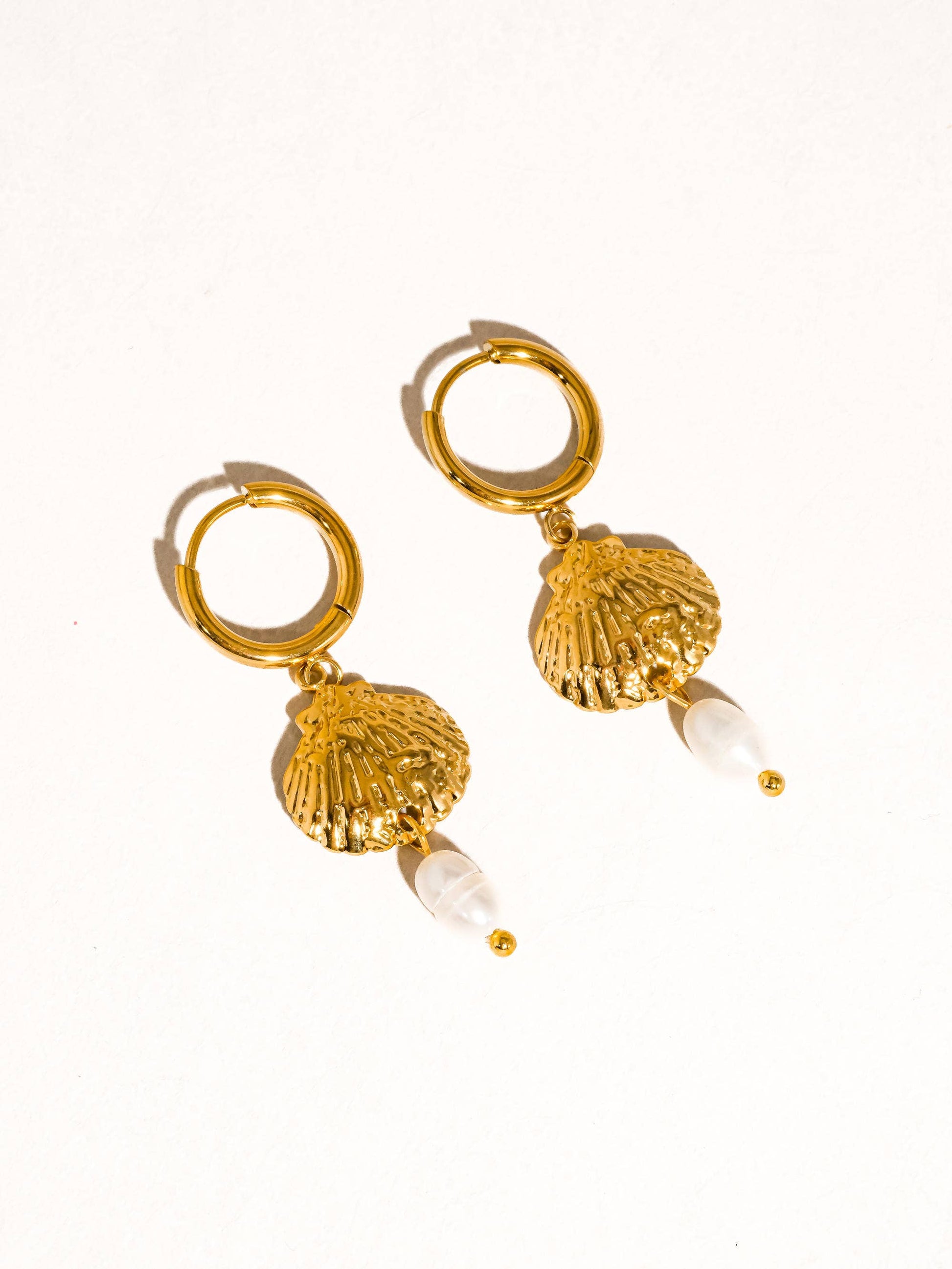 Audace 18K Gold Plated Non-Tarnish Seashell Pearl Drop Earring: Yellow Gold